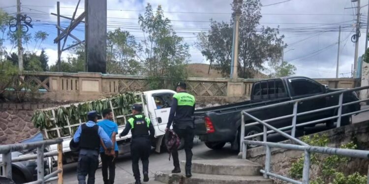 Acción conjunta de la Policía Municipal y Nacional permite la captura de presunto asaltante de bus cerca del Mercado La Isla