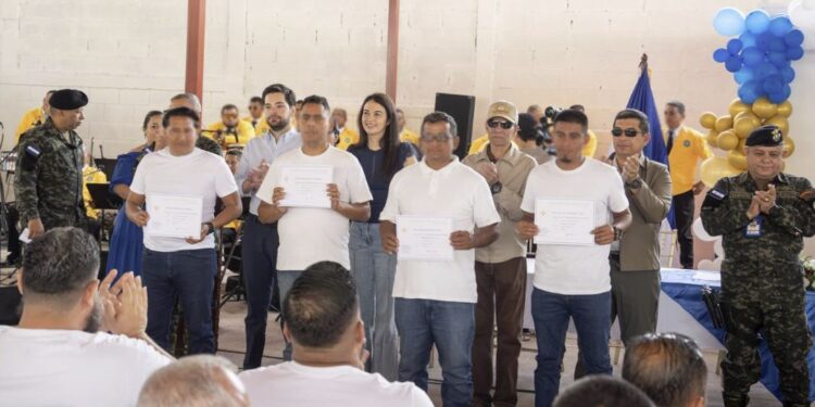 1,451 privados de libertad se gradúan gracias al programa Educación para la paz