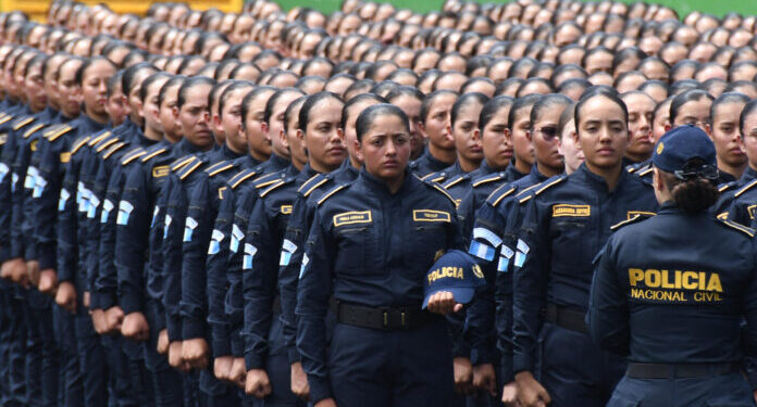 Guatemala incorpora a más de 3,000 policías a sus filas para combatir la inseguridad