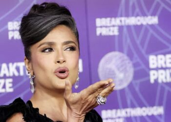 ¡No parece! Salma Hayek celebra sus 60 años con una atrevida sesión de fotos en el mar