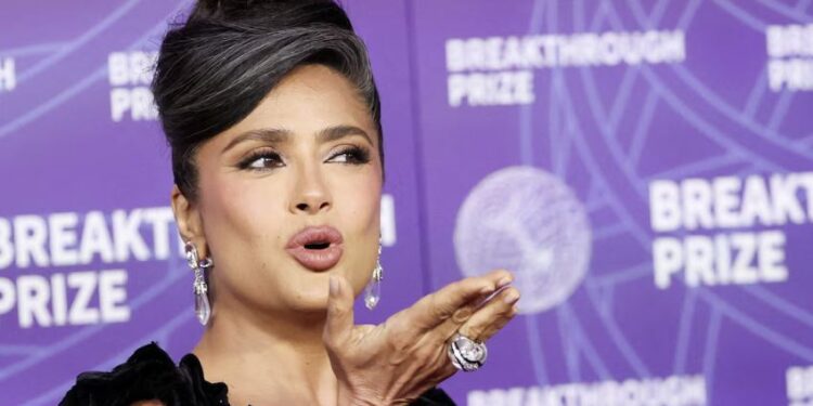 ¡No parece! Salma Hayek celebra sus 60 años con una atrevida sesión de fotos en el mar