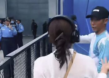 ¡Condenable! Sacan del estadio Nacional al influencer Shin Fujiyama tras hacer su entrada triunfal en los desfiles