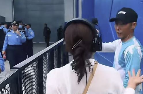 ¡Condenable! Sacan del estadio Nacional al influencer Shin Fujiyama tras hacer su entrada triunfal en los desfiles