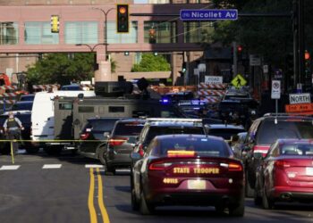 Al menos un muerto en un tiroteo en Minneapolis, varios heridos, entre ellos dos agentes