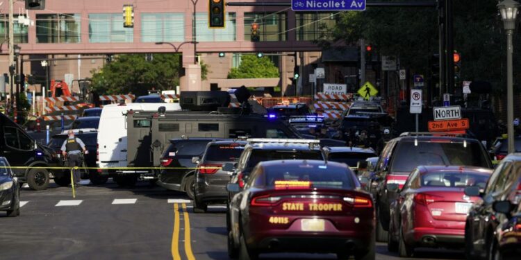 Al menos un muerto en un tiroteo en Minneapolis, varios heridos, entre ellos dos agentes