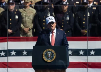 Trump regaló 135,000 dólares en efectivo a tres de sus asistentes en la Casa Blanca