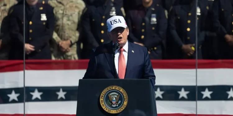 Trump regaló 135,000 dólares en efectivo a tres de sus asistentes en la Casa Blanca