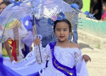 Con fervor patriótico niñas y niños de Honduras desfilan celebrando 205 de independencia