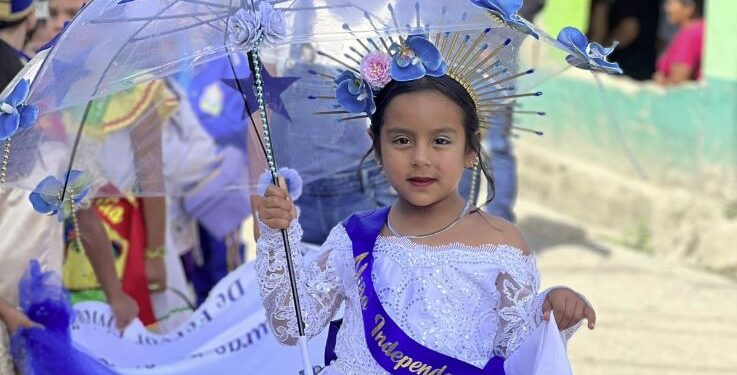 Con fervor patriótico niñas y niños de Honduras desfilan celebrando 205 años de independencia