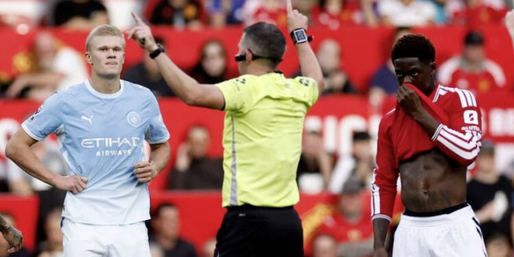 Escándalo en la Premier League: confirmaron que el VAR falló en la jugada que le dio el triunfo al Manchester City en el clásico