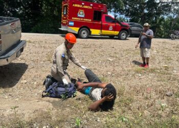 Violento colisión entre motocicleta y pick-up deja a un joven gravemente herido en El Progreso, Yoro