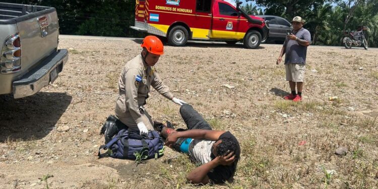 Violento colisión entre motocicleta y pick-up deja a un joven gravemente herido en El Progreso, Yoro