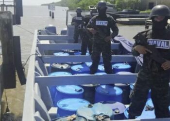 Fuerza Naval asegura embarcaciones y supuesta droga al norte de la barra de Patuca