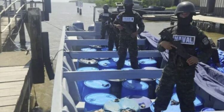 Fuerza Naval asegura embarcaciones y supuesta droga al norte de la barra de Patuca