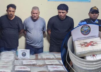 ¡Al mamo! Llevaban 14 paquetes de cocaína en dos vehículos en La Ceiba