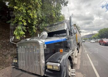 ¡Brutal asalto! Le robaron la carga, lo amarraron dentro de la rastra y sus gritos de auxilio alertaron a la gente en bulevar FFAA