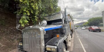 ¡Brutal asalto! Le robaron la carga, lo amarraron dentro de la rastra y sus gritos de auxilio alertaron a la gente en bulevar FFAA