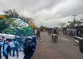 ¡Cero tolerancia! A punta de gas, antimotines desarmaron protesta de transportistas en carretera a Danlí