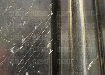 ¡Cuchillo en mano y fuera de control! Madre irrumpe en escuela por supuesto bullying contra su hija, agredió a “medio mundo”