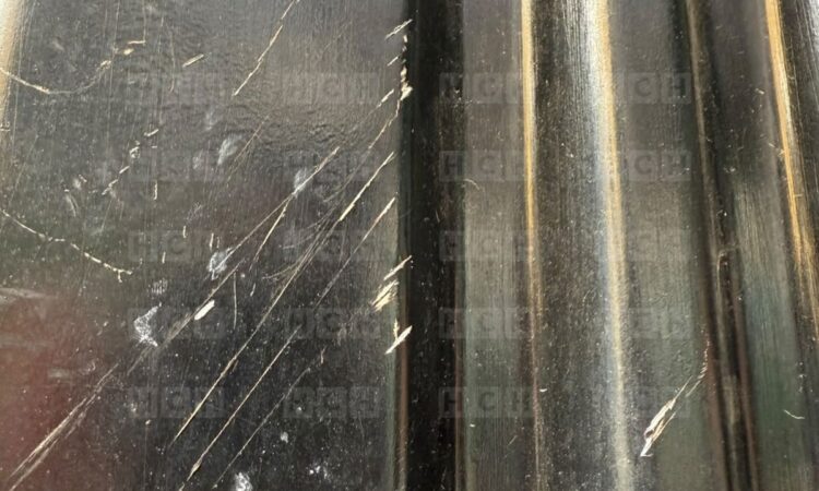 ¡Cuchillo en mano y fuera de control! Madre irrumpe en escuela por supuesto bullying contra su hija, agredió a medio mundo