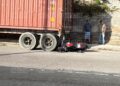 ¡De milagro! Motociclista sobrevive tras estrellarse con rastra estacionada en bulevar FFA