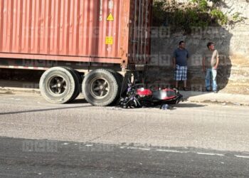 ¡De milagro! Motociclista sobrevive tras estrellarse con rastra estacionada en bulevar FFA