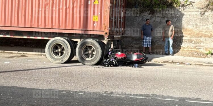 ¡De milagro! Motociclista sobrevive tras estrellarse con rastra estacionada en bulevar FFA