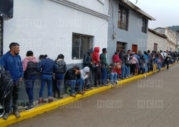 ¡Durmieron en la calle por una oportunidad! Largas filas en La Esperanza para aplicar a visas de trabajo en España