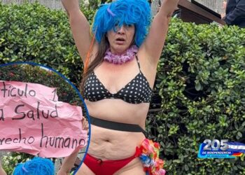 ¡En calzón y con pancarta! Mujer irrumpe en pleno acto patrio frente al BCIE y lanza fuerte reclamo por la salud