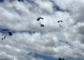 ¡Espectáculo aéreo! Paracaidistas honran a la patria con saltos libres en Tegucigalpa