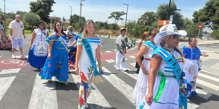 ¡Fiesta catracha en España! Catrachos llenan de azul y blanco las calles de Valencia celebrando 205 años de Independencia