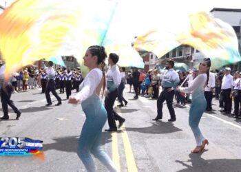 ¡Honduras y Colombia desfilan como hermanos! Liceo Lunita de Chía se une a la fiesta patria en San Pedro Sula