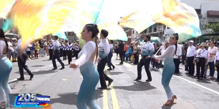 ¡Honduras y Colombia desfilan como hermanos! Liceo Lunita de Chía se une a la fiesta patria en San Pedro Sula