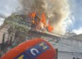 ¡Lamentable! Pavoroso incendio arrasa edificio histórico en el Centro de Tegucigalpa