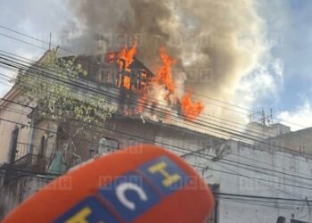 ¡Lamentable! Pavoroso incendio arrasa edificio histórico en el Centro de Tegucigalpa