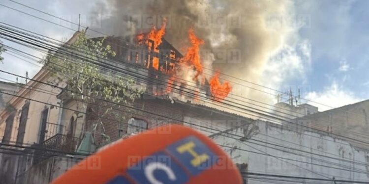 ¡Lamentable! Pavoroso incendio arrasa edificio histórico en el Centro de Tegucigalpa