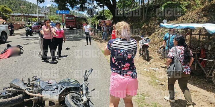 ¡Más desgracias en moto! Joven perdió el control y fue arrollado por un bus que rebasó en Danlí