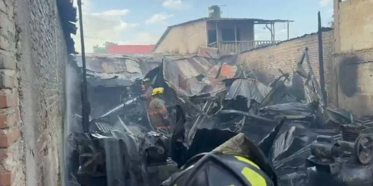 ¡No quedó nada! Voraz incendio arrasó llantera en Comayagua