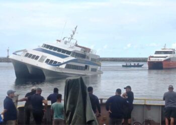 ¡Pérdidas millonarias! Con buzos investigan encallamiento del ferry en La Ceiba