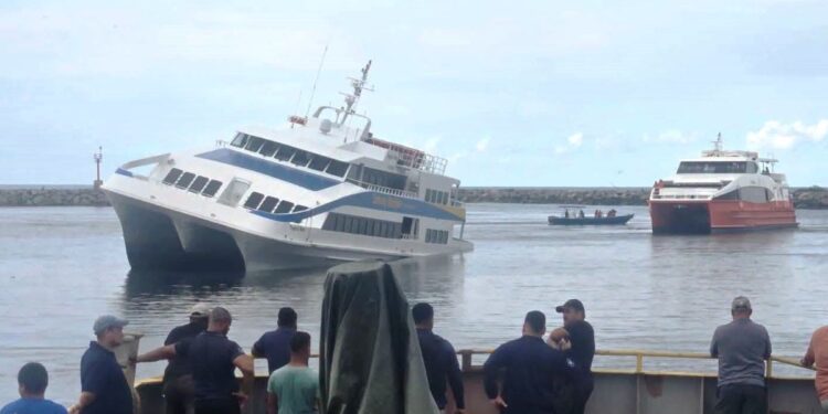 ¡Pérdidas millonarias! Con buzos investigan encallamiento del ferry en La Ceiba