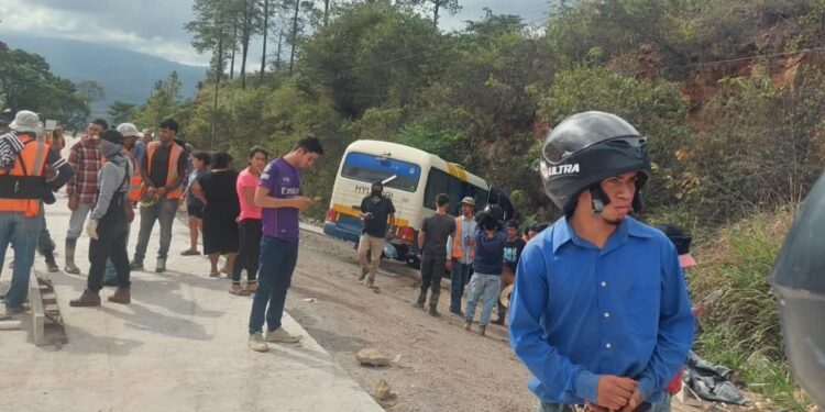 ¡Por poco es tragedia! Tres heridos al accidentarse bus desenfrenado en carretera a oriente