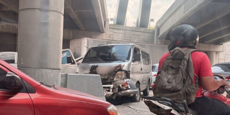 ¡Por poco es tragedia! Varios heridos al estrellarse “rapiloco” con base de un puente en SPS