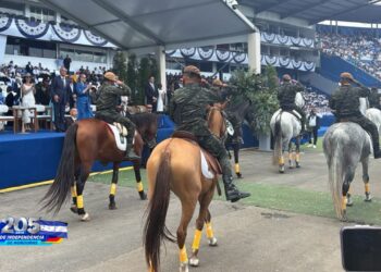 ¡Por primera vez! Escuadrón militar ingresa a caballo al Estadio Nacional en los desfiles patrios