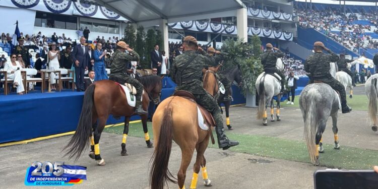 ¡Por primera vez! Escuadrón militar ingresa a caballo al Estadio Nacional en los desfiles patrios