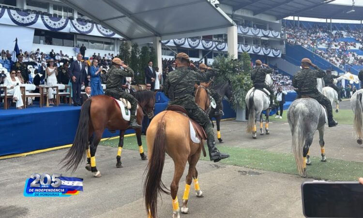 ¡Por primera vez! Escuadrón militar ingresa a caballo al Estadio Nacional en los desfiles patrios