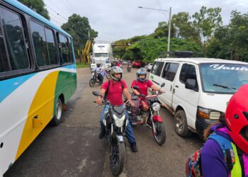 ¡Se paraliza Danlí! Transportistas bloquean carretera en protesta por el alto costo de los combustibles