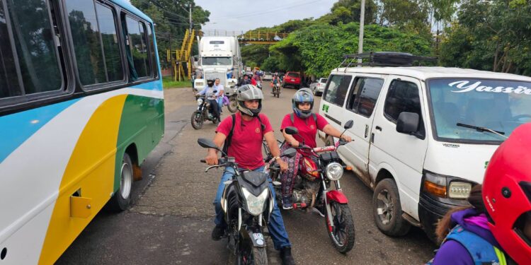 ¡Se paraliza Danlí! Transportistas bloquean carretera en protesta por el alto costo de los combustibles