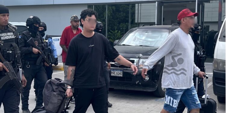 ¡Se van! Honduras expulsa a 13 prestamistas colombianos que hacían “cobros diarios” en la zona norte