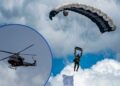 ¡Show aéreo! Paracaidistas rindieron honores a la patria con espectaculares saltos libres en la capital