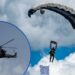 ¡Show aéreo! Paracaidistas rindieron honores a la patria con espectaculares saltos libres en la capital